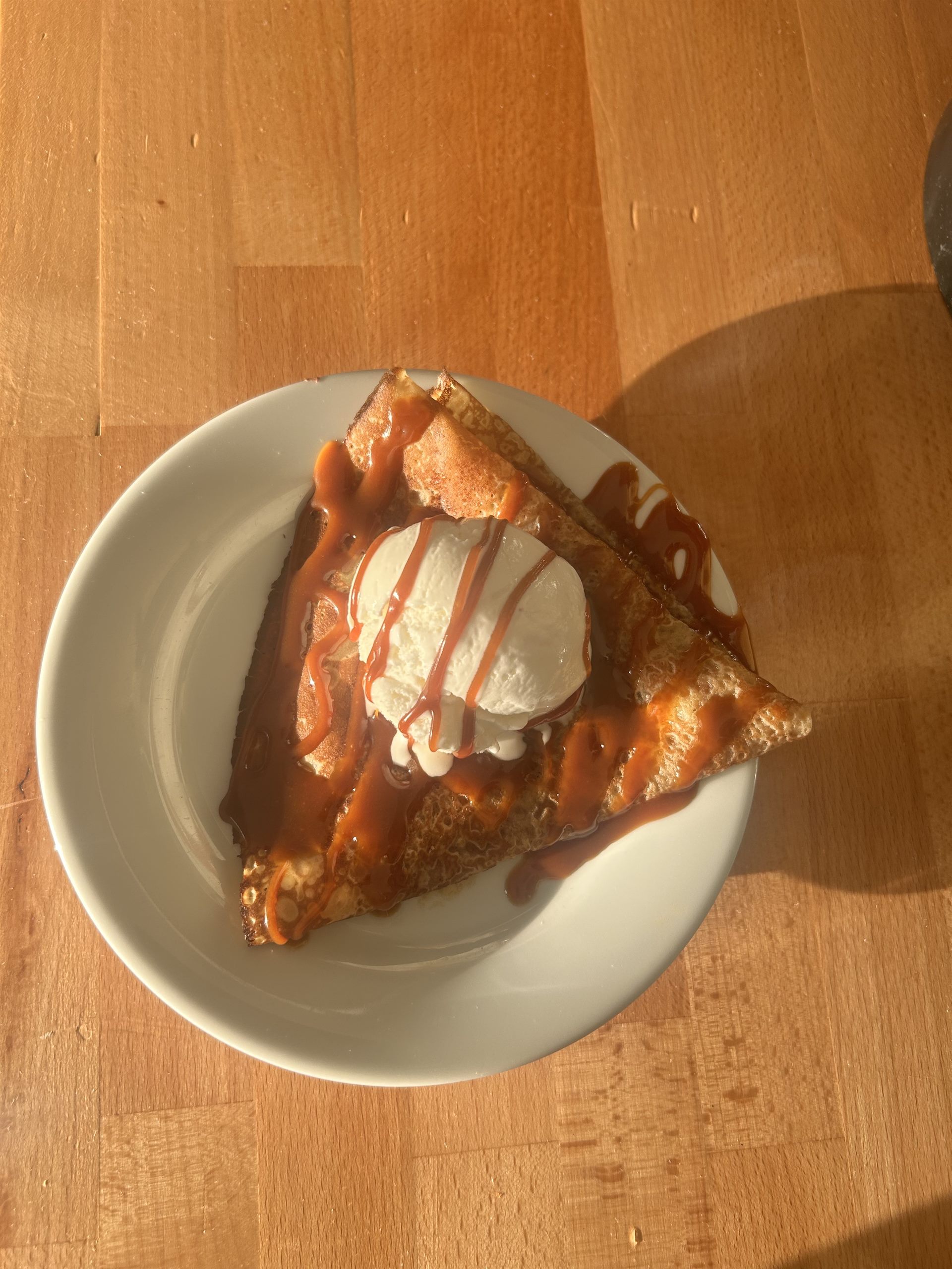 Crêpe au caramel beurre salé avec boule de glace vanille