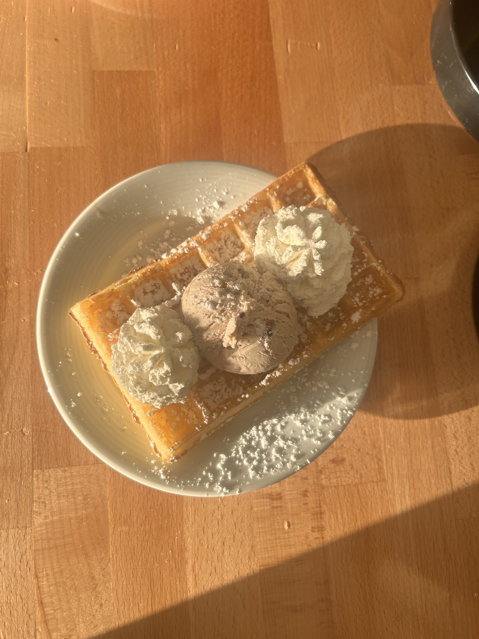 Gaufre maison avec boules de glace et sucre glace