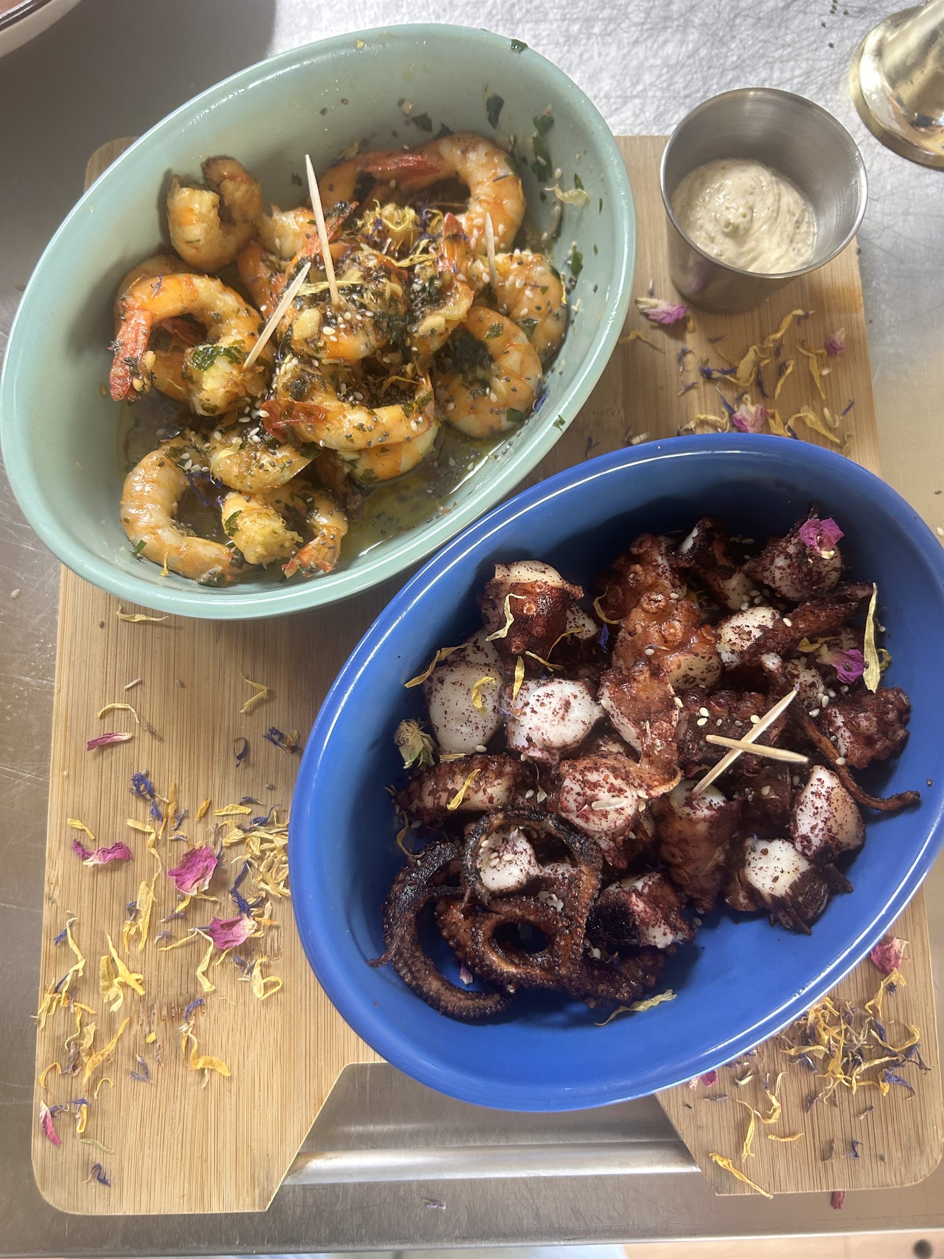 Planche mer chaude — crevettes persillées et poulpe aux épices de sumac